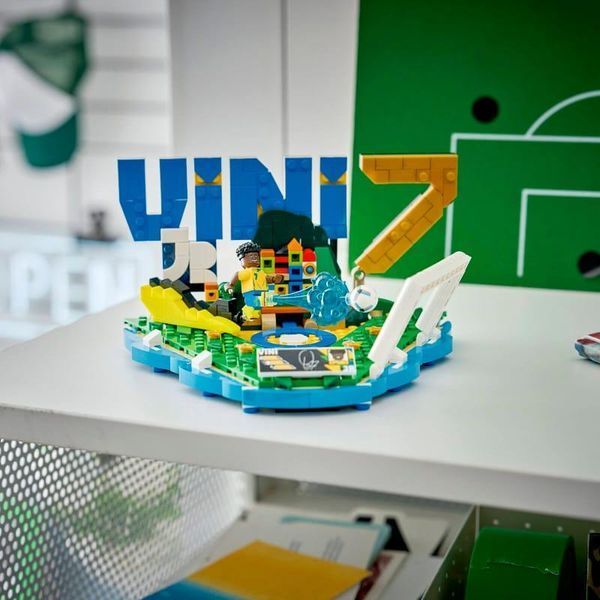 Конструктор LEGO Editions 43027 Vini Jr. - Football Highlights T5426K фото